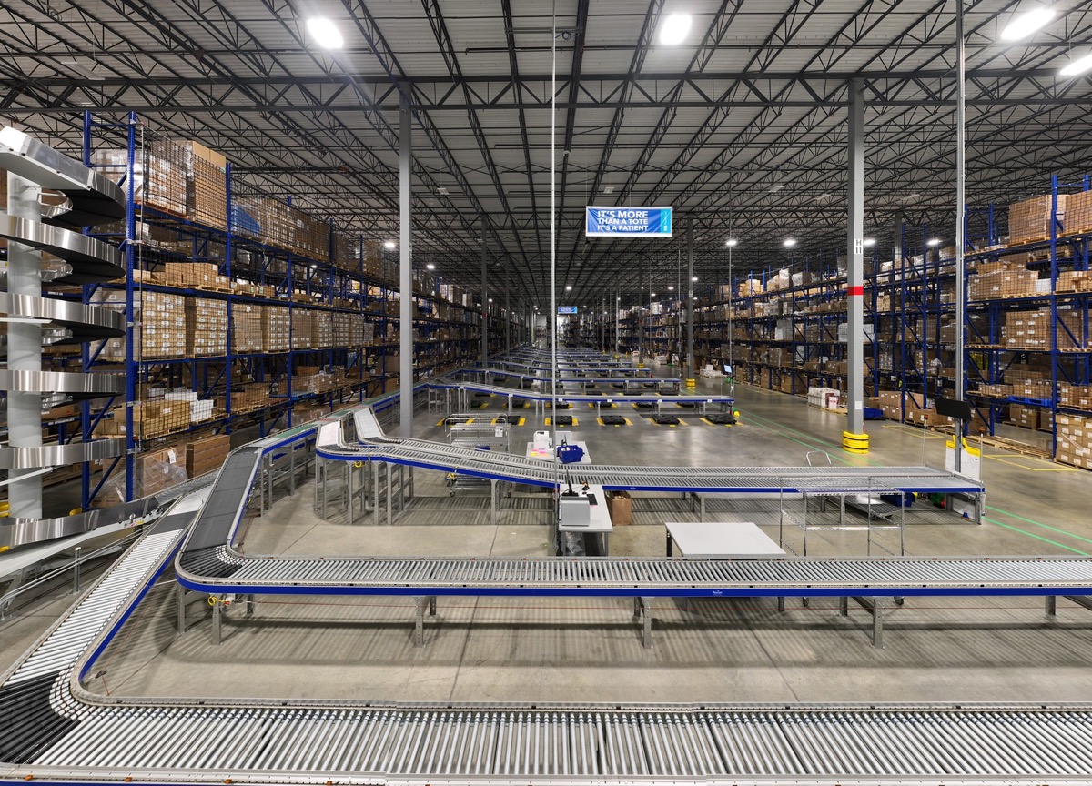 Modern warehouse conveyor system and storage racks